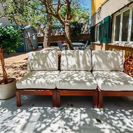 Center Family With Courtyard Apartment *