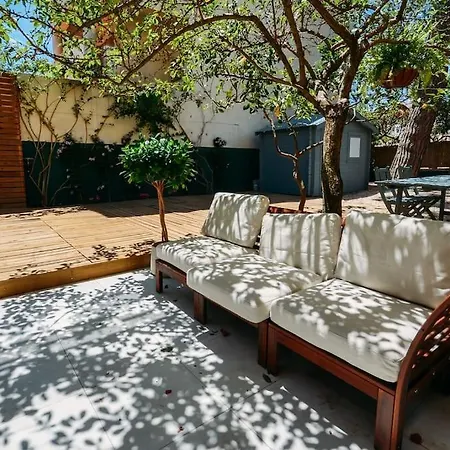 Center Family With Courtyard Apartment