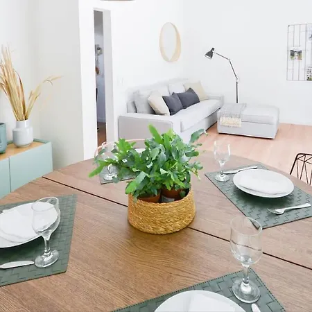 Apartment Center Family With Courtyard *