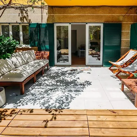 Apartment Center Family With Courtyard