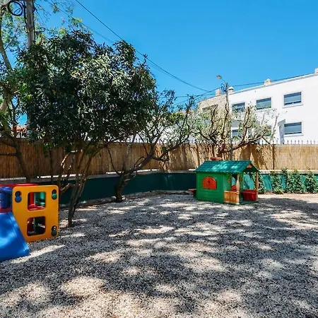 Center Family With Courtyard *